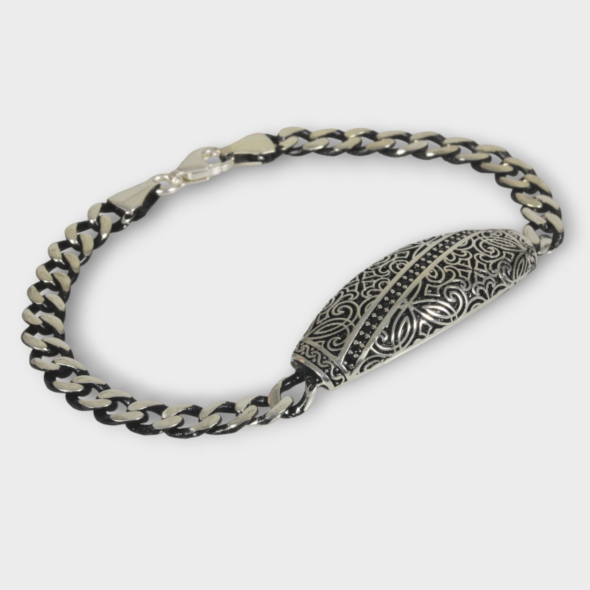 Livatilla Gurmet Plakalı Model 925 Ayar Gümüş Erkek Bileklik Şık Tasarım